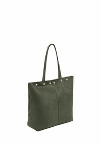 Zielona torba tote z faux zamszu, z płaskimi uchwytami, wykończonymi przeszyciami i okrągłymi metalicznymi akcentami blisko góry. Gładka tekstura i przestronny design.