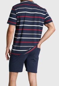 Marine gestreiftes T-Shirt mit horizontalen roten, grauen und weißen Streifen. Kurze Ärmel, runder Hals und eine lockere Passform mit seitlichen Schlitzen.