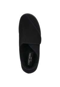 Czarne klapki o miękkim zamszowym wykończeniu, z krzyżującym się wzorem, wyściełanym wnętrzem i płaską podeszwą. Etykieta głosi "Josef Seibel."
