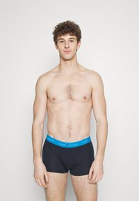 Tommy Hilfiger SIGNATURE TRUNK 3 PACK - Calzoncillos - shocking blue/primary red/carbon