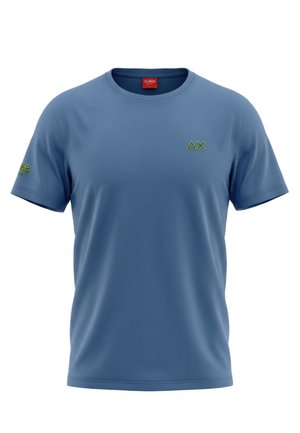 T-shirt blu a maniche corte con scollo rotondo, con piccoli simboli verde triangolo e X sul petto e testo verde sulla manica sinistra.