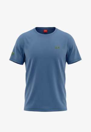 T-shirt blu a maniche corte con scollo rotondo, con piccoli simboli verde triangolo e X sul petto e testo verde sulla manica sinistra.