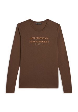 T-shirt a maniche lunghe marrone realizzato in tessuto morbido, con la scritta "MENO PERFEZIONE PIÙ AUTENTICITÀ" con accenti metallici sul petto.