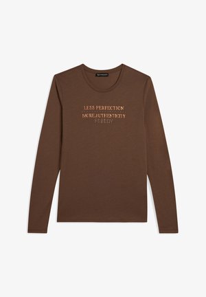 T-shirt a maniche lunghe marrone realizzato in tessuto morbido, con la scritta "MENO PERFEZIONE PIÙ AUTENTICITÀ" con accenti metallici sul petto.