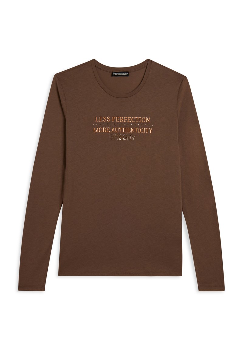 T-shirt a maniche lunghe marrone realizzato in tessuto morbido, con la scritta "MENO PERFEZIONE PIÙ AUTENTICITÀ" con accenti metallici sul petto.