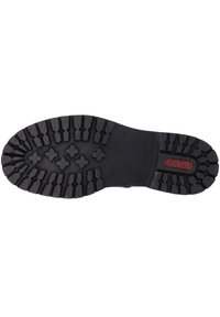 Semelle de chaussure en caoutchouc noir avec un motif de crampons profond pour une meilleure adhérence. Présente le logo "riciker" en rouge ainsi qu'un petit logo circulaire. Conçue pour la durabilité.