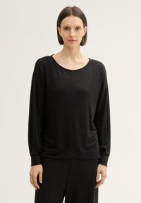 Schwarzes Langarmshirt mit weitem Ausschnitt, weichem Material und lockerer Passform. Hat lockere Ärmel mit Manschetten und keine sichtbaren Muster.