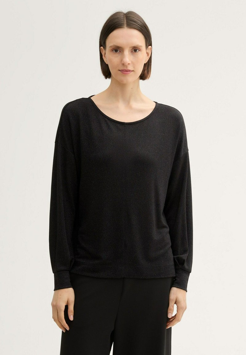 Schwarzes Langarmshirt mit weitem Ausschnitt, weichem Material und lockerer Passform. Hat lockere Ärmel mit Manschetten und keine sichtbaren Muster.