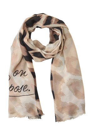 Écharpe à imprimé animal beige clair et marron avec des accents de coups de pinceau noirs et du texte partiel en cursive noire, délicatement pliée avec des bords frangés.