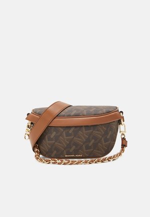 Sac bandoulière marron Michael Kors avec motif monogramme, garniture en cuir et bandoulière chaîne dorée sur fond blanc uni.