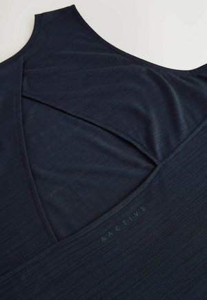 Marineblauw sporttop gemaakt van soepel, rekbaar materiaal, met een crisscross rugontwerp en een subtiele logo dichtbij de zoom. Lichtgewicht met een zachte textuur.