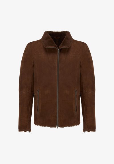 Braune Wildlederjacke mit Lammfellkragen, Frontreißverschluss und Reißverschlusstaschen an den Seiten, entworfen für kaltes Wetter.