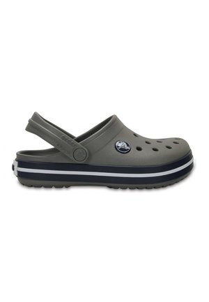 Zoccolo grigio slip-on con fori di ventilazione, suola a righe blu navy e bianca e cinturino posteriore regolabile.