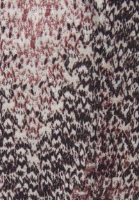 Tessuto texture con un motivo a forma di serpente in tonalità di marrone, nero e crema. Il materiale appare morbido con una leggera lucentezza.