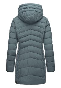 Zateplená bunda v odtieni teal s dizajnom chevron prešívania, kapucňou, dlhými rukávmi a mierne obopnutým strihom. Hladká textúra, minimálne kovové prvky.