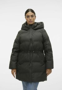Manteau d'hiver noir en duvet avec une taille cintrée, une capuche, une double fermeture éclair et de grandes poches latérales. Texture lisse avec une finition brillante.