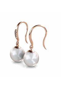 Orecchini a gancio in oro rosa con due perle bianche rotonde dalla superficie liscia e un piccolo accento di pietre trasparenti sul gancio.