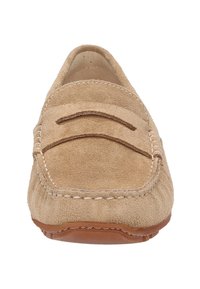 Beige Wildleder-Mokassinschuh mit genähten Akzenten, einer glatten Vorderseite und einer flexiblen Gummisohle, entworfen für Komfort und lässigen Tragekomfort.