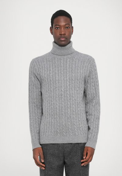 Maglione grigio chiaro a maglia con colletto alto, caratterizzato da motivi testurizzati e polsini e orlo a costine. Materiale morbido e caldo.