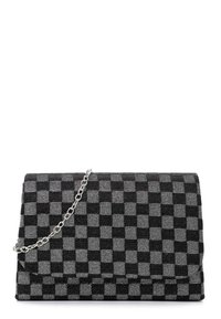 Clutch a cuadros en negro y gris con cierro de solapa, correa de cadena metálica, tela texturizada y leve brillo.