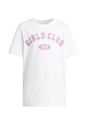 T-shirt blanc à manches courtes avec le texte rose "CLUB DES FILLES" en arc au-dessus de "1976" à l'intérieur d'un ovale sur le devant.