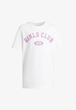 Wit T-shirt met korte mouwen met roze tekst "GIRLS CLUB" in een boog boven "1976" binnen een ovaal op de voorkant.