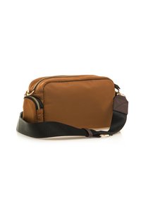 Borsa in nylon marrone a forma rettangolare, con zip dorate, tracolla nera e tasca laterale. Texture morbida con dettaglio trapuntato sulla tracolla.