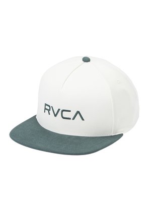 Biała i morska zielona czapka snapback z haftowanym morskim zielonym logo "RVCA" na przednim panelu na białym tle.