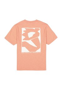 Koraalrode T-shirt met korte mouwen en een grote witte abstracte afbeelding op de achterkant, met de tekst "Garcia, Urbania, Italië, Opgericht in 1972."