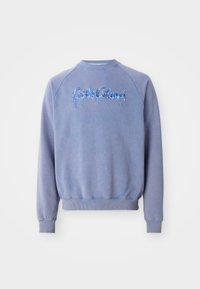 Lyseblå sweatshirt med rund halslinje og raglanermer. Har dryppende blå broderte tekst foran og ribbede mansjetter.