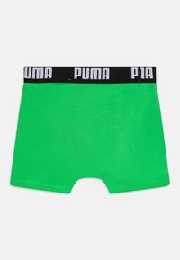Boxers verts en tissu doux avec une taille noire portant le logo "PUMA" en blanc. Design à jambes courtes avec une texture lisse.