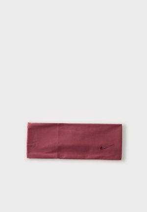 Dunkelrotes rechteckiges Nike Stirnband aus elastischem Stoff mit kleinem Nike-Logo an einer Seite.