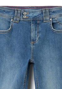 Jean en denim bleu avec un lavage moyen, fermeture à deux boutons et passants de ceinture. Présente un style classique à cinq poches et des coutures contrastantes.
