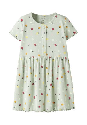 Kurzärmliges hellgrünes Kleid für Kleinkinder mit Erdbeer-, Orangen- und weißen Blumenmustern, Knopfleiste vorne sowie Rüschen am Saum und den Ärmeln.