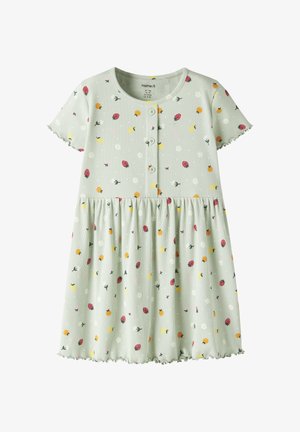 Vestido de manga corta para niño pequeño en verde claro con estampados de fresas, naranjas y flores blancas, con botones en la parte delantera y volante en el bajo y las mangas.