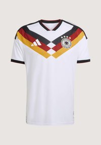Maillot de football blanc de l'Allemagne avec motif chevron géométrique noir, rouge et jaune et écusson de l'équipe nationale avec quatre étoiles sur la poitrine.