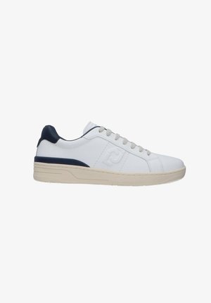 Sneaker bianca con accenti blu navy, realizzata in materiale sintetico liscio. Presenta un profilo basso, punta rotonda e suola testurizzata. Include chiusura con lacci.