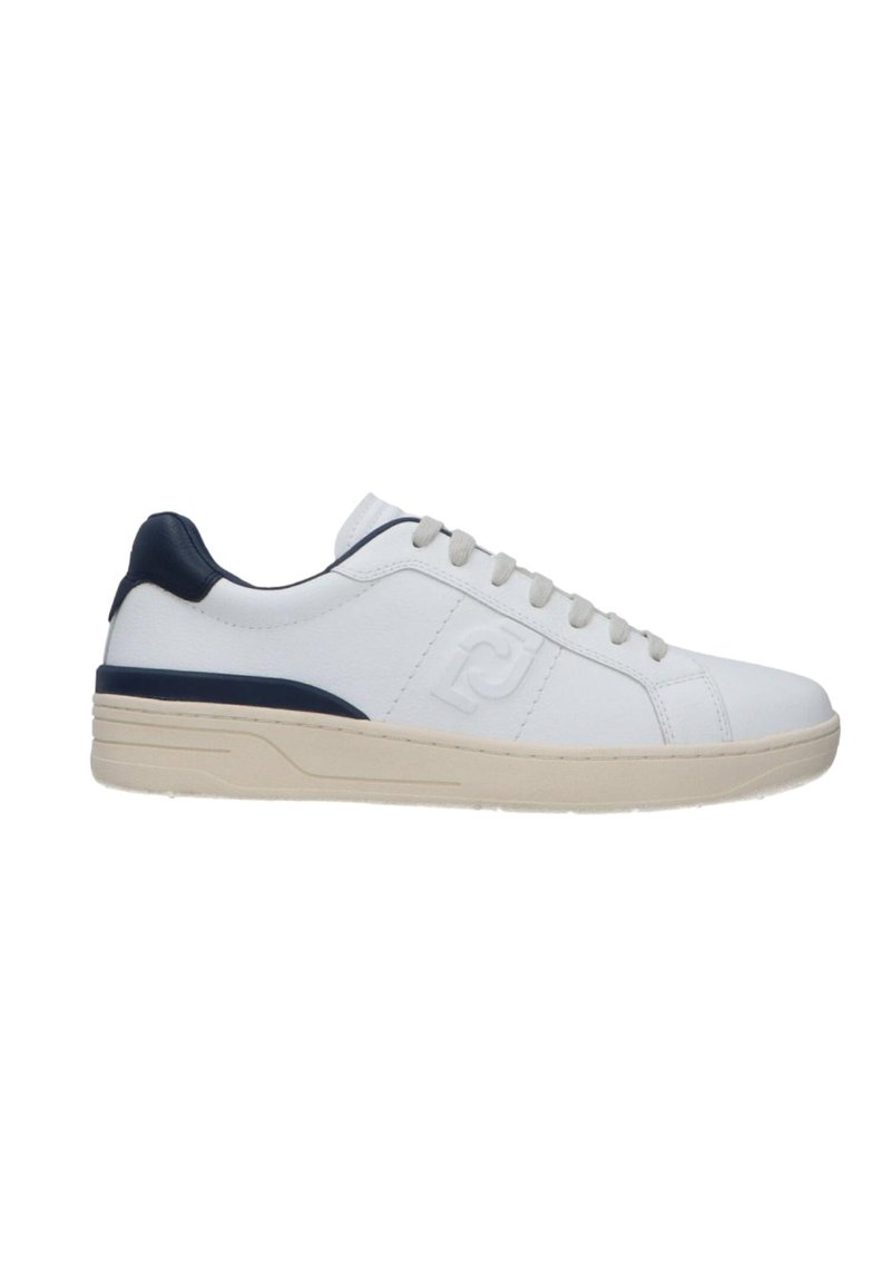 Sneaker bianca con accenti blu navy, realizzata in materiale sintetico liscio. Presenta un profilo basso, punta rotonda e suola testurizzata. Include chiusura con lacci.