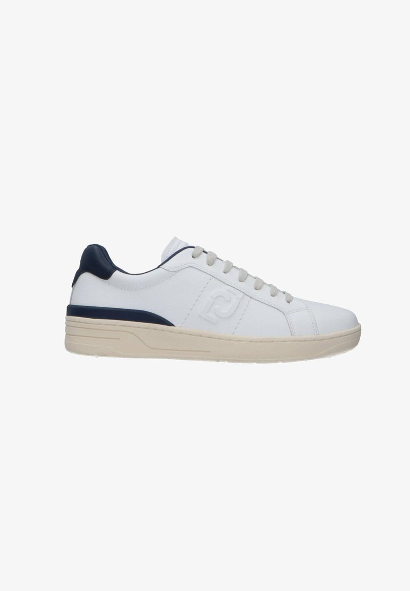 Sneaker bianca con accenti blu navy, realizzata in materiale sintetico liscio. Presenta un profilo basso, punta rotonda e suola testurizzata. Include chiusura con lacci.