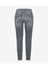 Jeans slim de denim gris con cinco bolsillos, textura ligeramente desvaída y costuras en contraste en la parte trasera. Presenta una cintura de altura media.