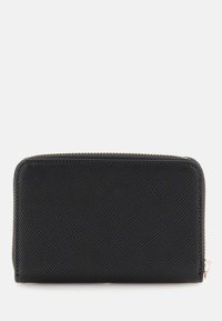 Portafoglio nero con texture, dotato di chiusura con zip, caratterizzato da un esterno liscio e resistente e accenti in metallo dorato. Forma rettangolare.