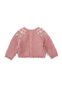Cardigan tricoté rose avec des manches longues, fermeture à boutons et motifs décoratifs blancs et verts sur les épaules et le dos.