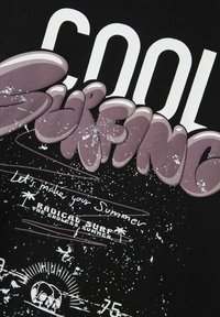 Čierne bavlnené tričko s veľkým fialovým nápisom a bielymi grafickými prvkami, vrátane paliem a lebky, s textúrovaným povrchom.