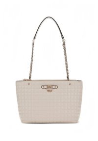 Bolso acolchado beige con correa de cadena plateada, forma rectangular, herrajes de logotipo dorado y cierre de cremallera. Textura suave con acabado brillante.