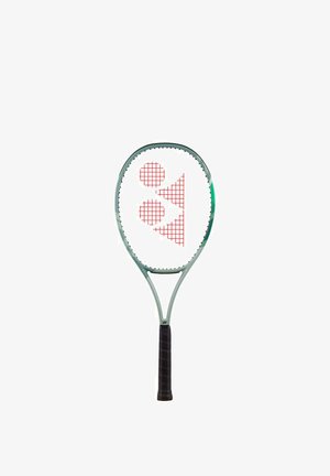 Raqueta de tenis verde con una gran cabeza ovalada, empuñadura negra texturizada y una superficie de cuerdas blanca que presenta patrones circulares y triangulares rojos.