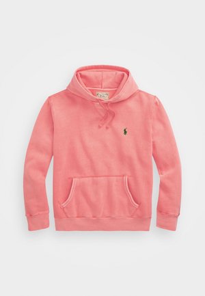 Pinkfarbener Hoodie mit langen Ärmeln, Kängurutasche, Kapuze mit Kordelzug und kleinem grün besticktem Logo auf der Brust.