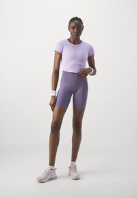 Nike Performance ONE FITTED TOP - T-skjorte til trening - lilac bloom/black