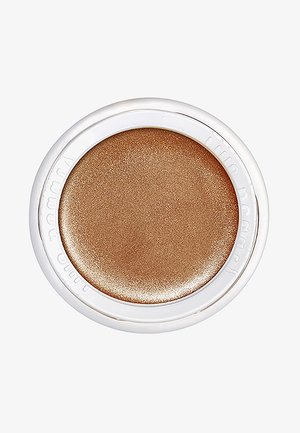 Błyszczący kremowy cień do powiek w kolorze brązowym w okrągłym białym plastikowym pojemniku z wytłoczonym logo na krawędzi.