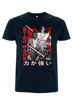 Camiseta negra con un diseño gráfico de tres personajes con sables de luz, acentos rojos y texto japonés, sobre un fondo rojo.