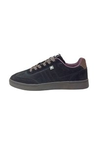 Sneakers in suede nera con suole in gomma grigia, con punta arrotondata, dettagli marroni sul tallone e lacci piatti marroni.